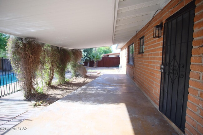 Building Photo - 2743 N Park Ave