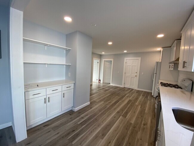 Building Photo - 63 Holten St