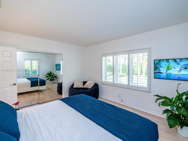 Building Photo - 2118 NE 15th St