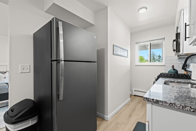 Building Photo - 22 2nd St