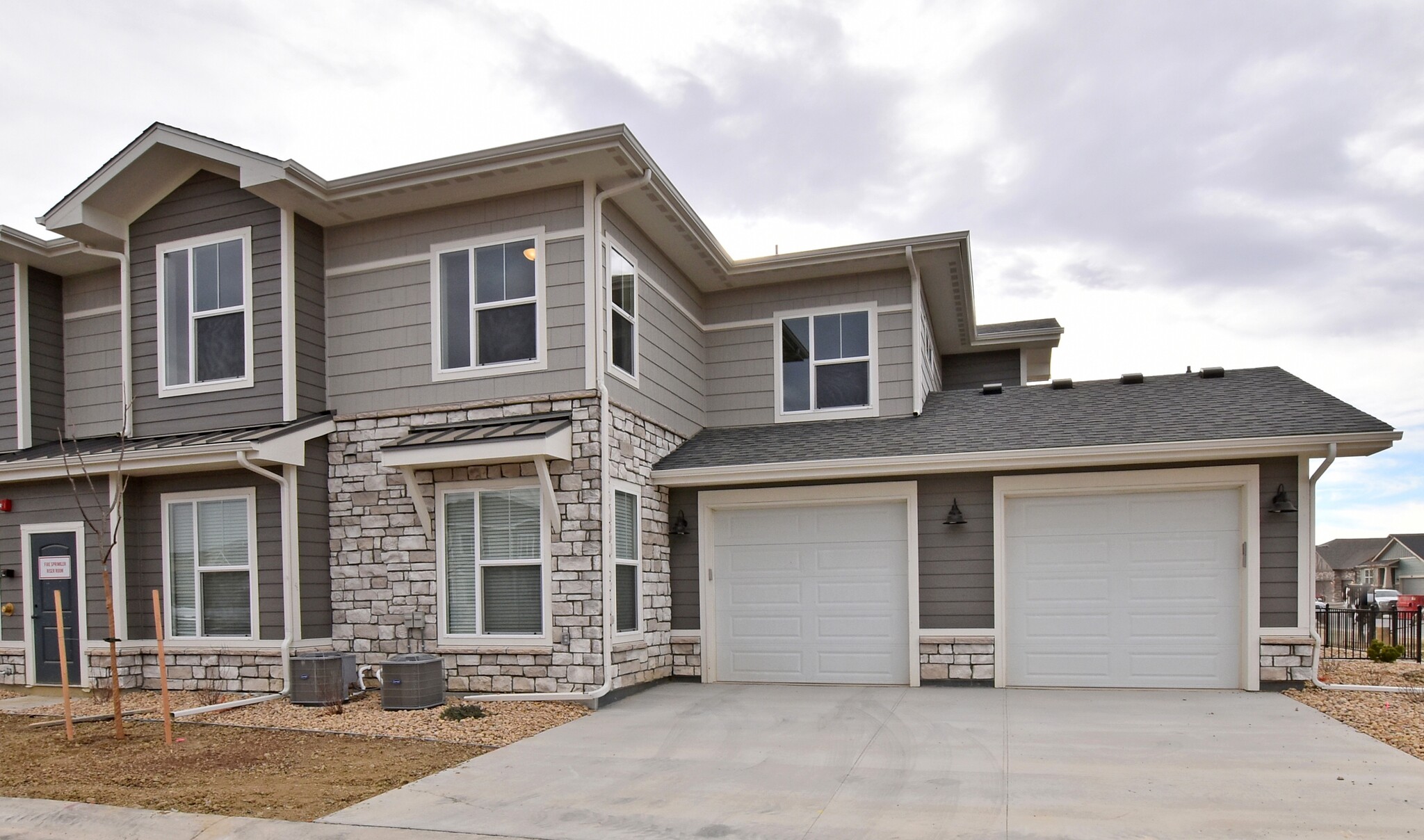 Oversized single car attached garage - 4115 N Park Dr