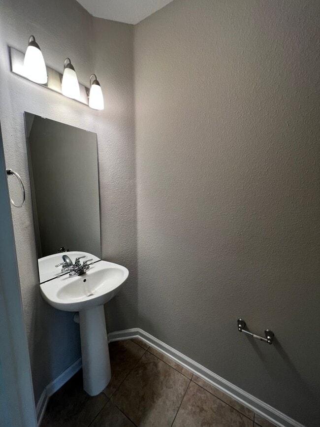 Building Photo - 3/2.5 Townhome in Holly Forest!