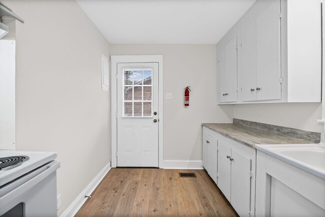 Building Photo - Renovated 2 bedroom home for rent Near Downtown Clarksville!