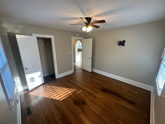 Building Photo - FOR LEASE - 3 bed, 2 bath, 1400 sqft single-family home