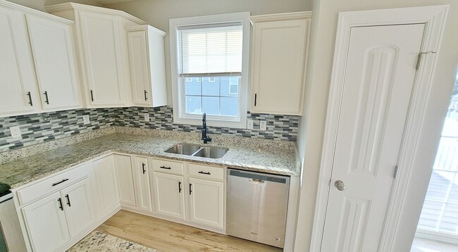 Building Photo - 3 Bed / 2-1/2 Bath Single Family Townhome w/1-Car Garage