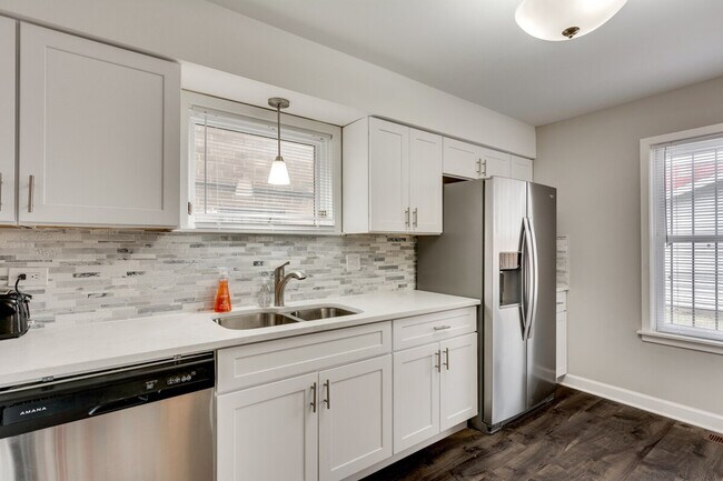 Building Photo - 226 S Hoyne Ave