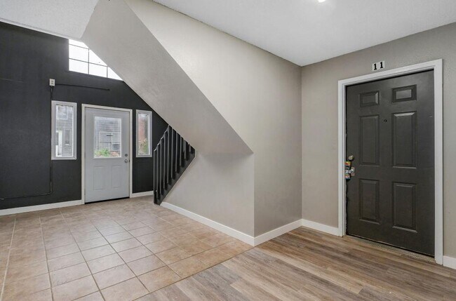 Building Photo - 1223 S Park Ave