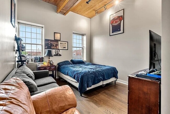 Building Photo - 130 John St