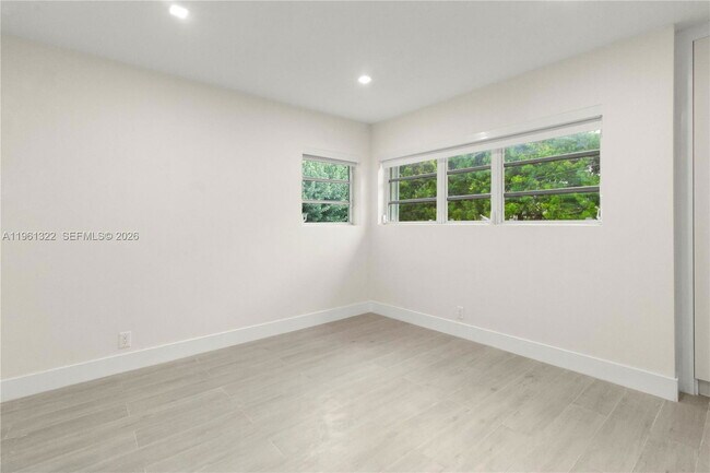 Building Photo - 1261 NE 98th St