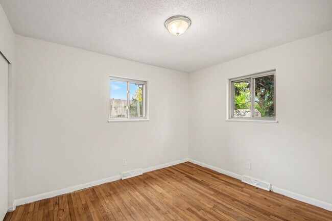 Building Photo - Students Welcome!! Updated 6 Bedroom, close to campus!! Flexible Move In Date (May, June, July or...