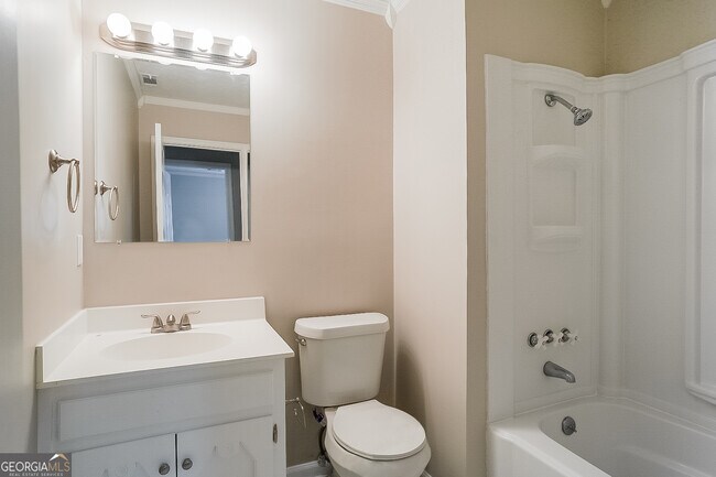 Building Photo - 2440 Hillboro Cir S W