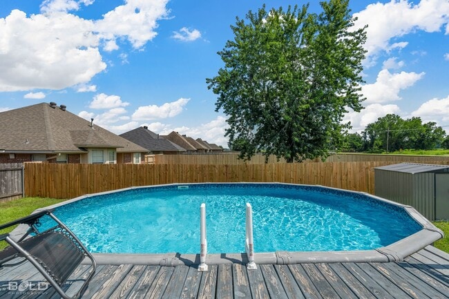 Building Photo - Check Out this 4 bed 2 bath