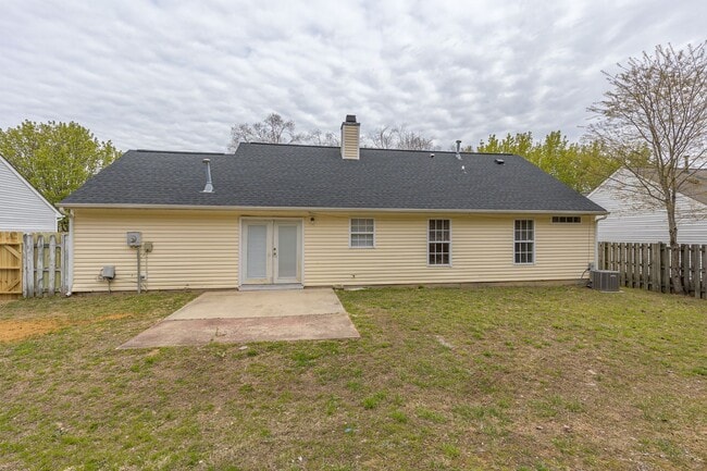 Building Photo - Beautiful 4 bed 2 bath home in Greensboro with fenced yard. Walk to coffee shop and restaurants.