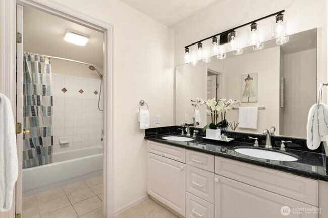 Building Photo - Beautiful 3 Bedroom 2 Bath Condo Newport Way Issaquah