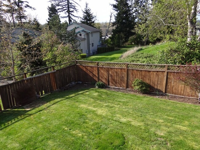 Building Photo - MOVE IN SPECIAL!!! 6 Bedroom Home in Belli...