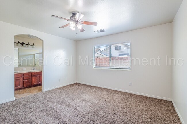 Building Photo - 4 Bedroom, 2 Bath Home in Desired Northwes...