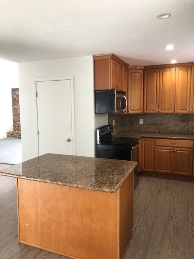 Building Photo - 5800 San Juan Way