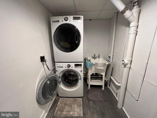 Building Photo - 5002 Dequincey Dr