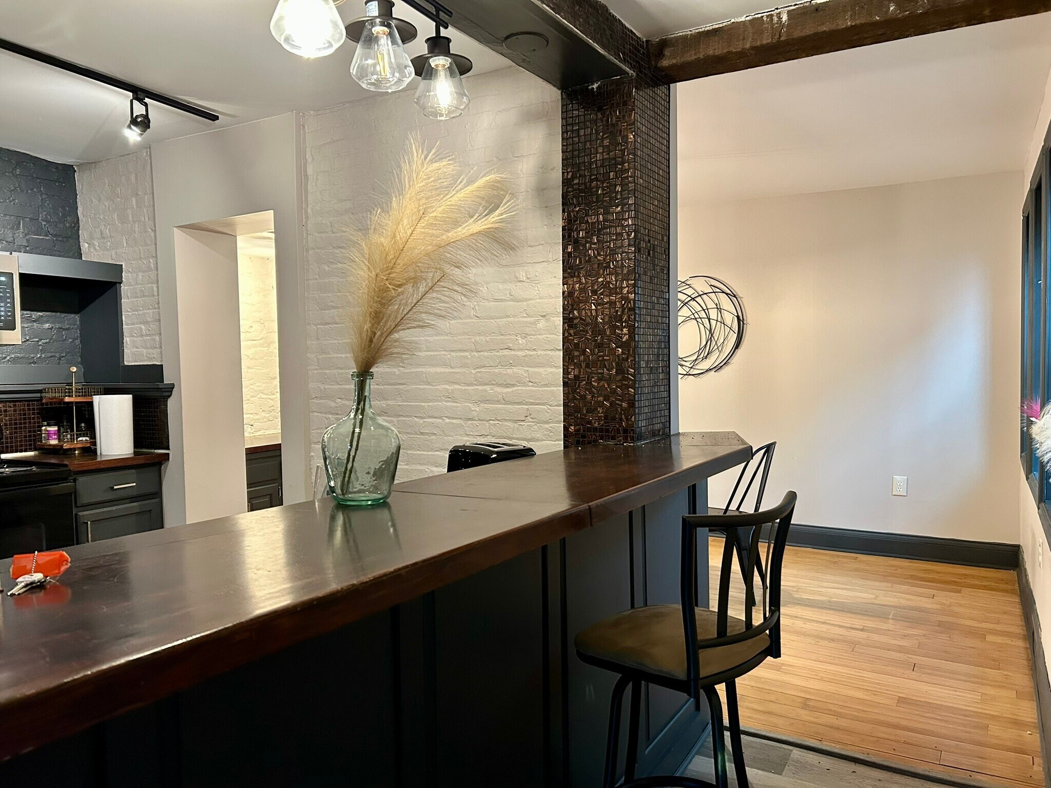 Building Photo - 225 E King St