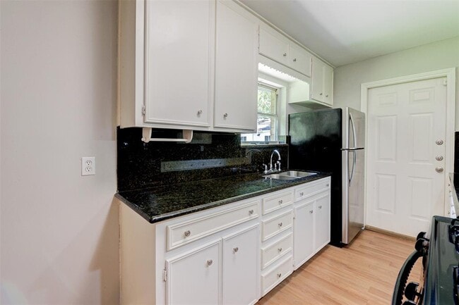 Building Photo - 5907 Nelwyn St