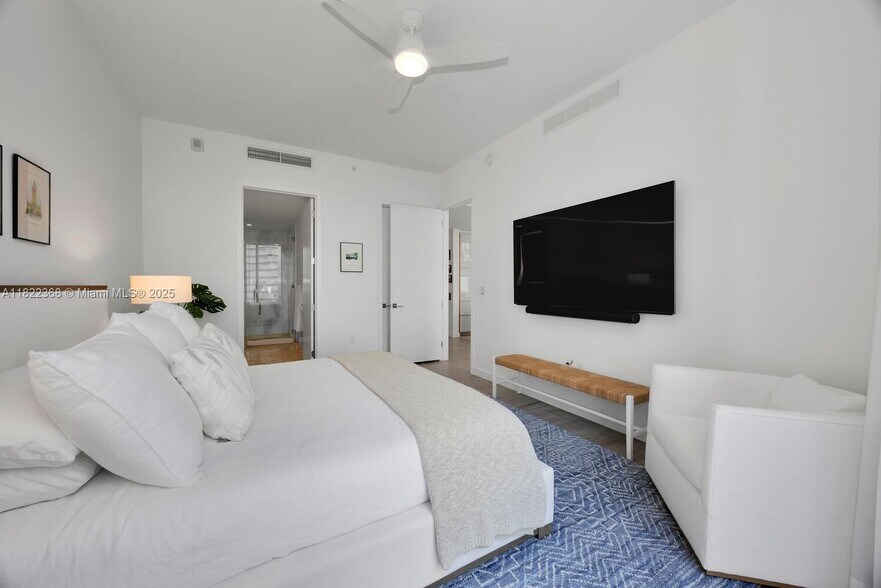 Building Photo - 2831 S Bayshore Dr