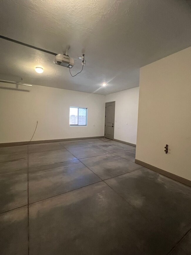 Building Photo - Beautiful Custom Home!
