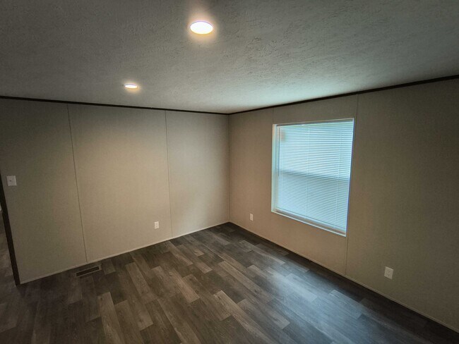 Building Photo - 112 Southlake Dr.