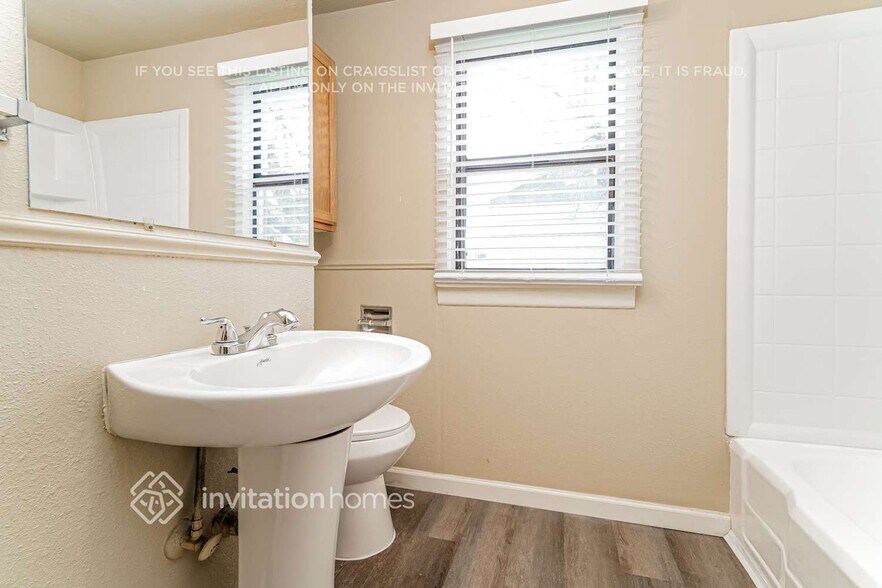 Building Photo - 2735 Locust Ave W