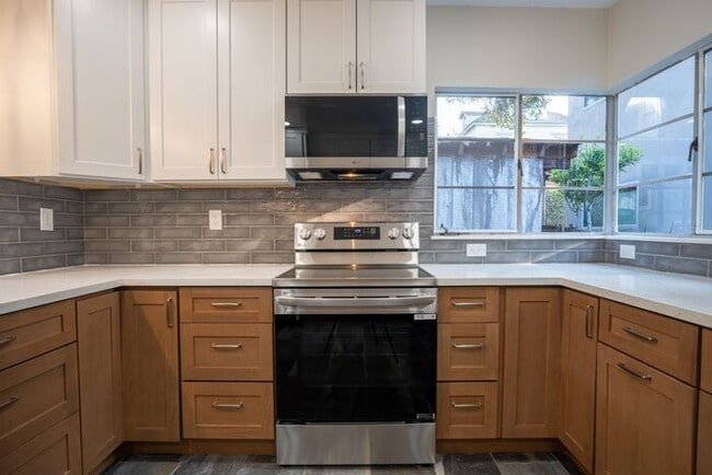 Building Photo - Thoughtfully Updated 2 bedroom Home in Pacific Grove