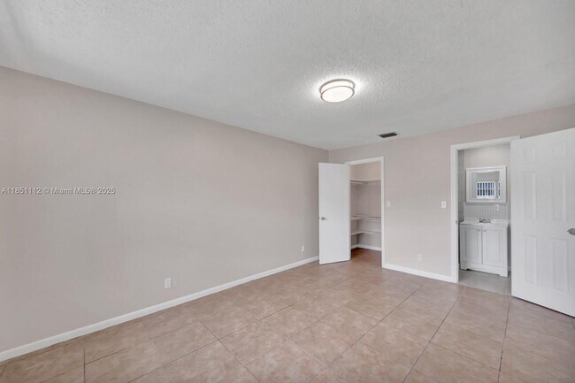 Building Photo - 2610 Riverland Dr