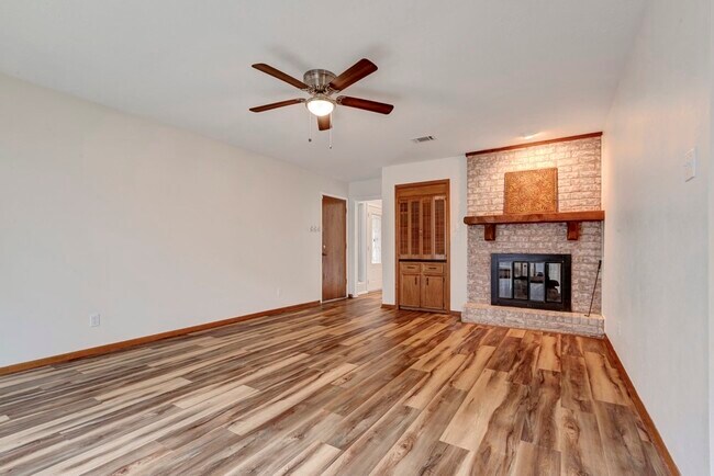 Building Photo - 17 Wishbonebush Rd