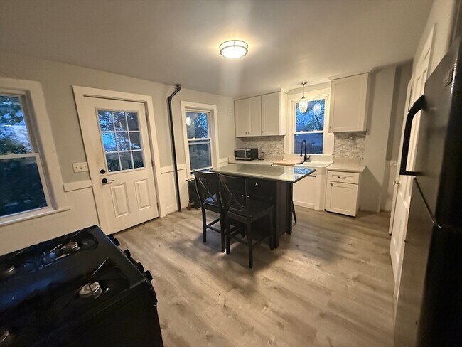 Building Photo - 10 Cushman St