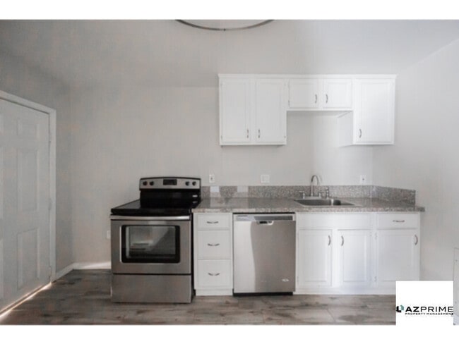 Building Photo - Find Comfort and Style in This Beautifully Designed 1/1 Triplex Unit Nestled in a Peaceful Phoenix N