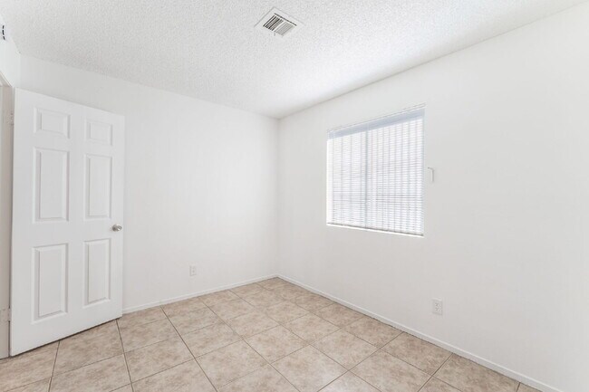 Building Photo - Downstairs unit B. One of a Kind Apartment with 2 bedrooms and 2 bathrooms with Laundry Room, Vie...