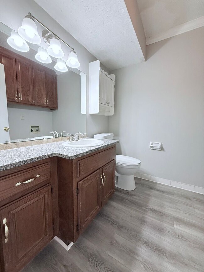 Building Photo - Downtown Sugar Hill Townhome - 2 bed/1.5 bath end unit