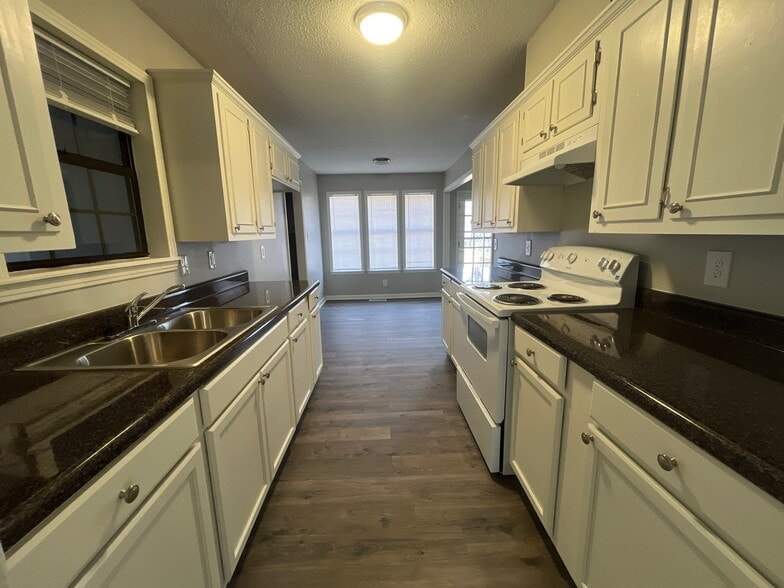 Building Photo - 102 Commanche Trl