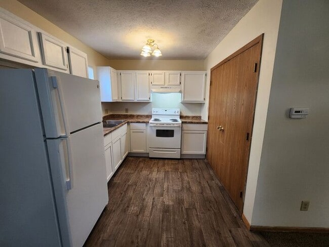 Building Photo - Updated 2 Bedroom Duplex on North Side