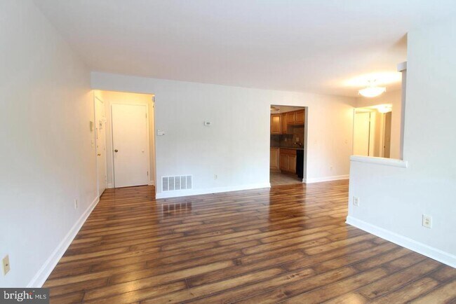 Building Photo - 3123 Sayre Dr