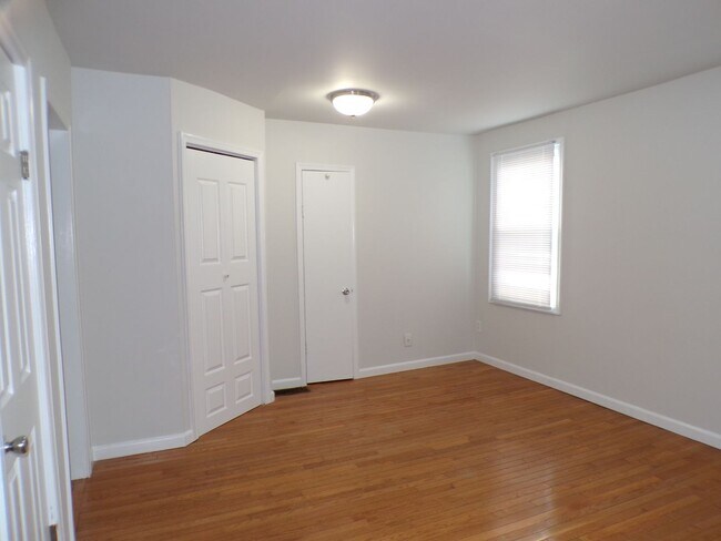 Building Photo - 3 BDRM, 2 BA Rambler w/ Basement - Great l...