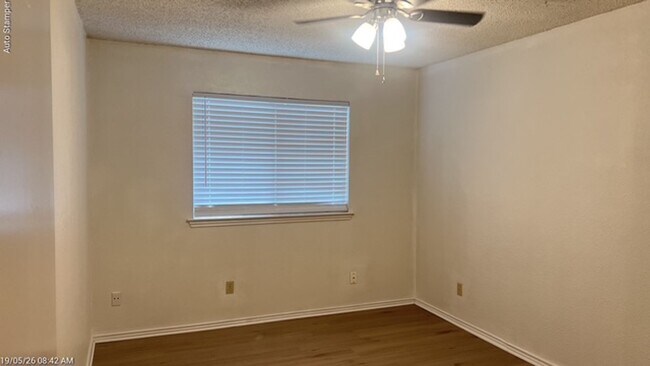 Building Photo - 6804 S Creek Dr