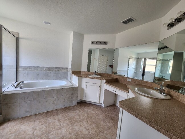 Building Photo - Gorgeous 4-Bedroom Lakefront!!