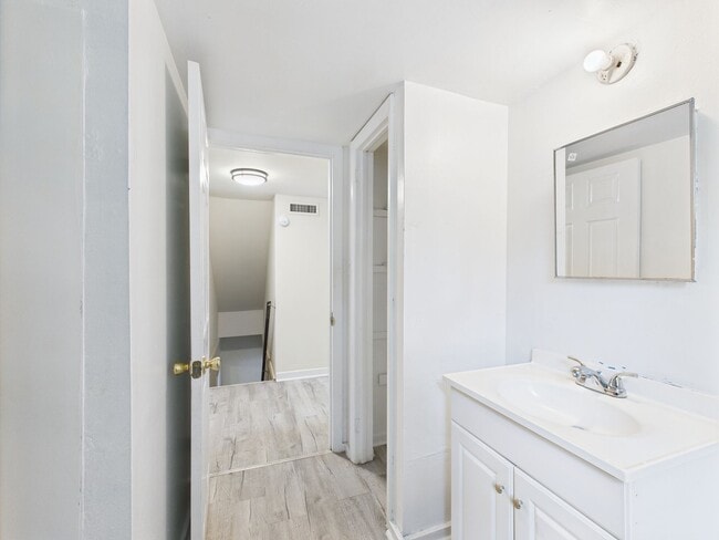 Building Photo - 3905 Larchmont Ln