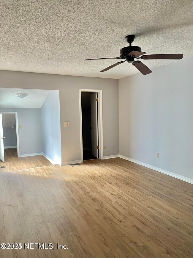 Building Photo - 1185 W Romaine Cir