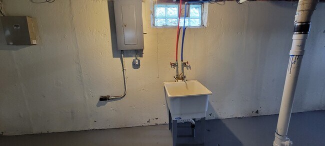 Building Photo - 1612 S Liddesdale St