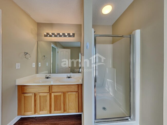 Building Photo - 720 Waterbrook Ln