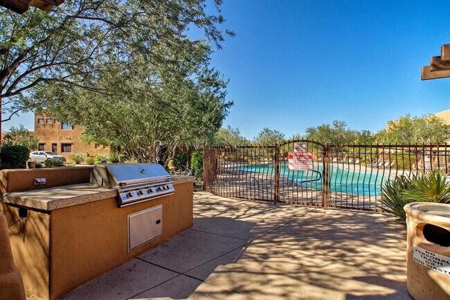 Building Photo - 13450 E Vía Linda