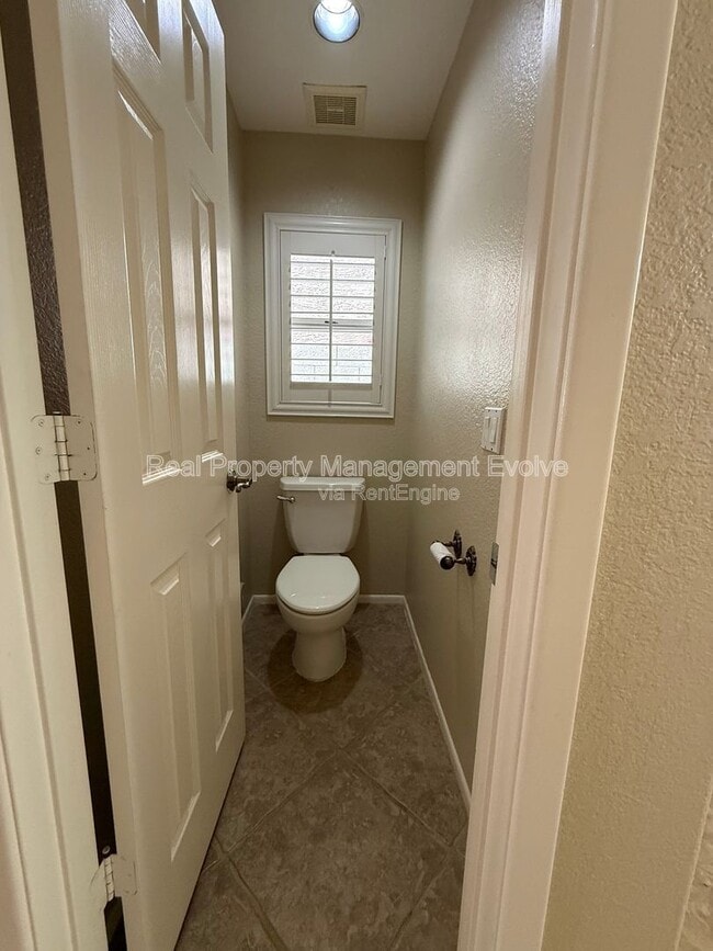 Building Photo - 1007 W Cooley Dr