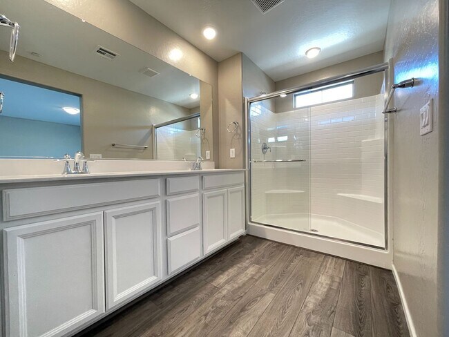 Building Photo - Stunning Summerlin Townhome with Private Downstairs Suite – Gated Community