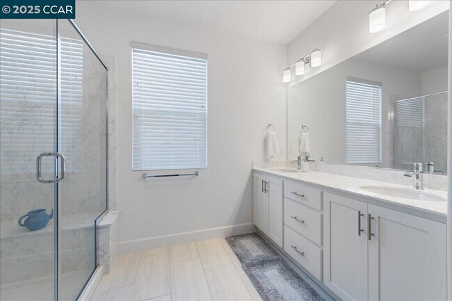 Building Photo - 300 Hideaway Ln