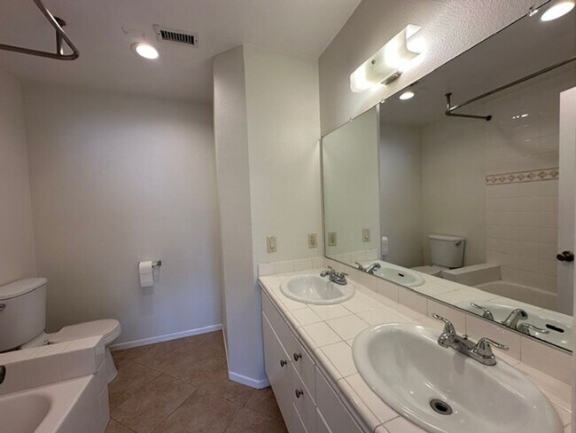 Building Photo - 22865 Del Valle St